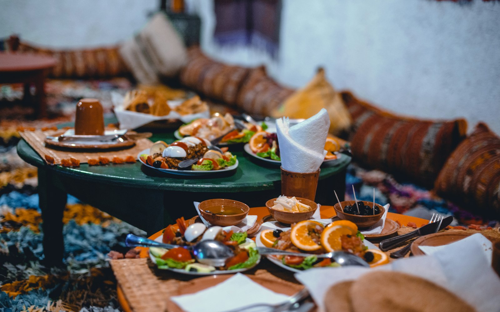 Table garnie de plats orientaux à La Kazba